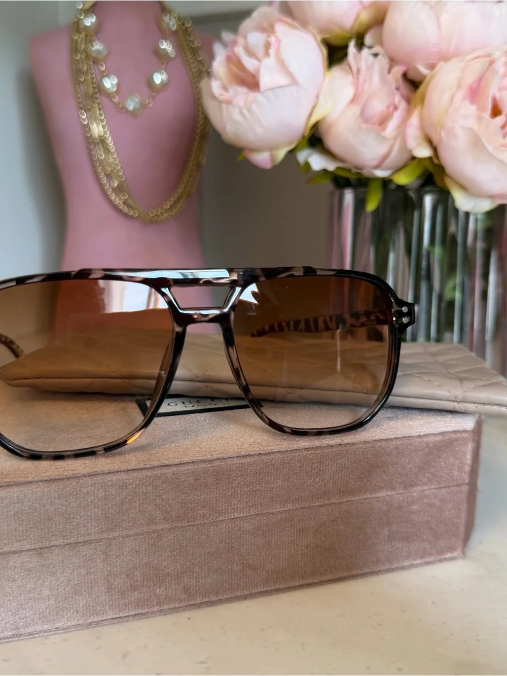 Tortoiseshell Gradient Lens Sunglasses - Brown Gradient w quilted case
